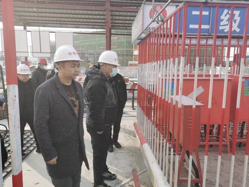 張掖市經(jīng)開區(qū)住建局、質(zhì)檢站領(lǐng)導(dǎo)蒞臨張掖潤泉瑞苑項(xiàng)目部檢查指導(dǎo)工作