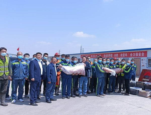 陜煤建設(shè)機電安裝公司“五一”慰問堅守崗位職工