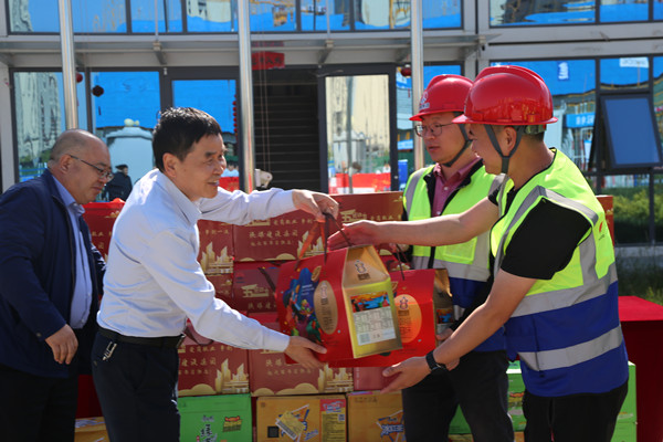 楊讓順慰問(wèn)五一期間堅(jiān)守崗位一線員工