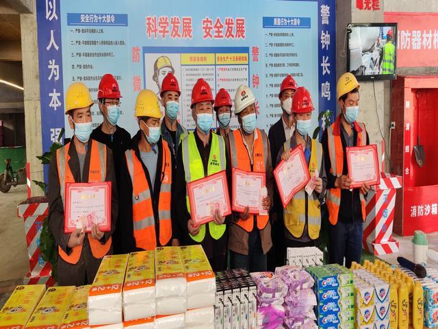 陜煤建設(shè)銅煤公司第十五項(xiàng)目部舉辦 “致敬最美勞動(dòng)者”表彰大會(huì)