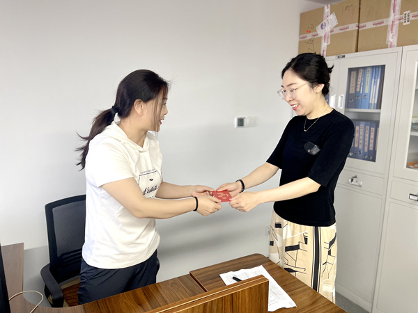 建設(shè)集團(tuán)大秦置業(yè)公司：小小生日卡  情暖職工心