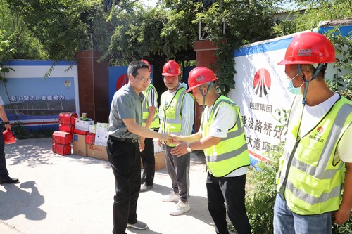贠公法深入西咸新區(qū)項目部慰問一線“送清涼”