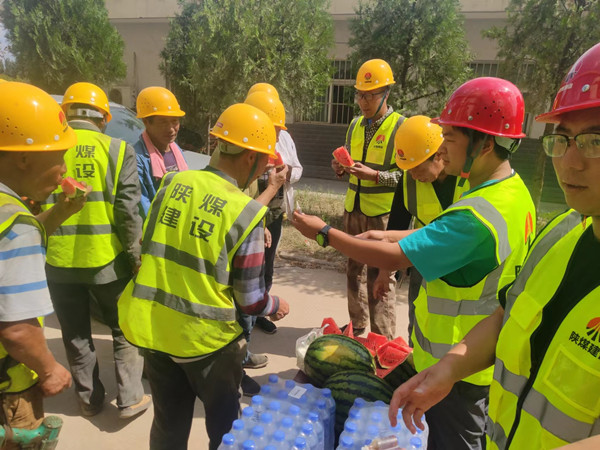 陜煤建設(shè)咸陽分公司第六項目部開展“夏日送清涼”活動