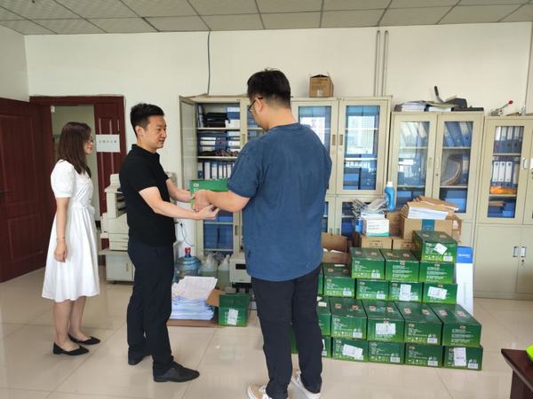 炎炎夏日送清涼，濃濃關(guān)愛(ài)沁人心