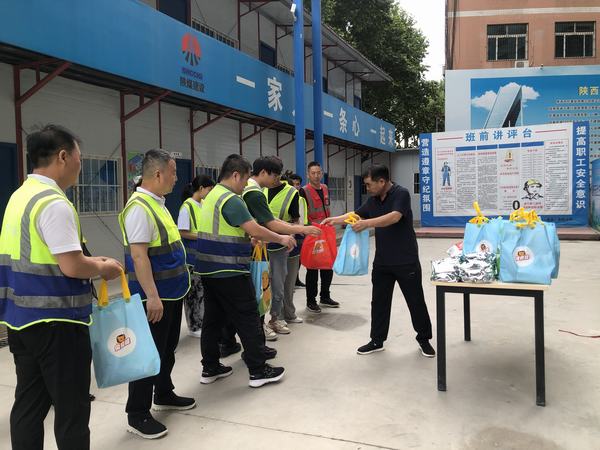 陜煤建設(shè)韓城分公司開(kāi)展“送清涼進(jìn)一線，為職工辦實(shí)事”活動(dòng)