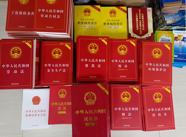 陜煤建設(shè)天工公司法律讀本進(jìn)工地 員工點(diǎn)贊“大禮包”