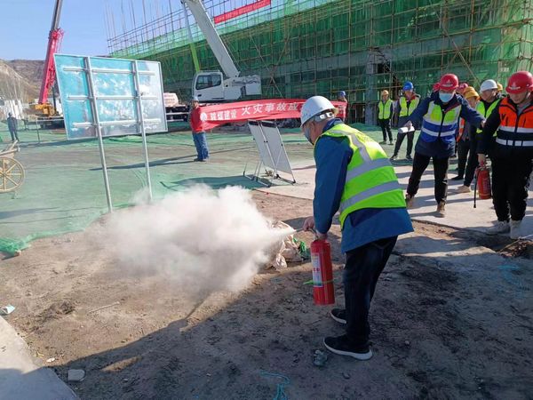 陜煤建設(shè)天工公司基層項目部施工現(xiàn)場消防安全演練正當(dāng)時