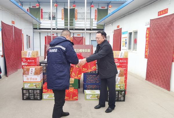 陜煤建設(shè)礦建二公司經(jīng)理白鳳忠前往施工一線進行春節(jié)慰問