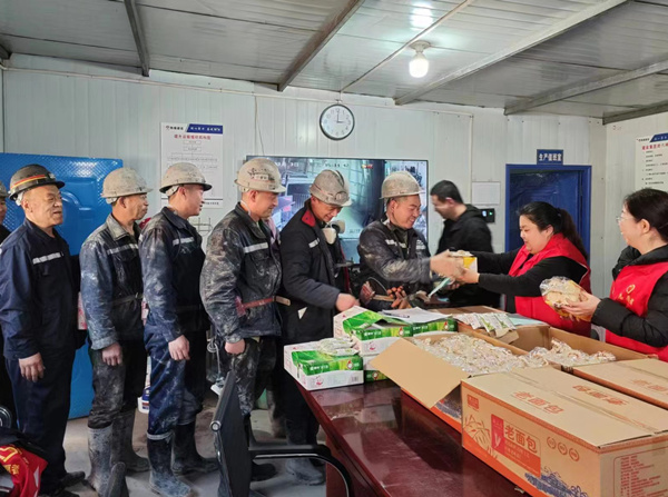 陜煤建設(shè)礦建三公司：當(dāng)“三八節(jié)”遇上“雷鋒日”，綻放最美志愿紅