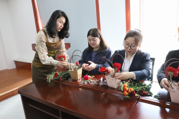 陜煤建設(shè)洗選煤運(yùn)營(yíng)公司開(kāi)展“赴春天之約 綻巾幗芳華”插花活動(dòng)