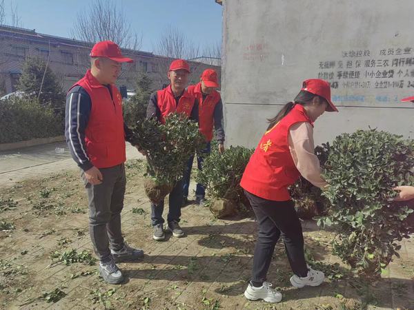 陜煤建設(shè)澄合分公司植樹(shù)節(jié)里那一抹耀眼的“志愿紅”