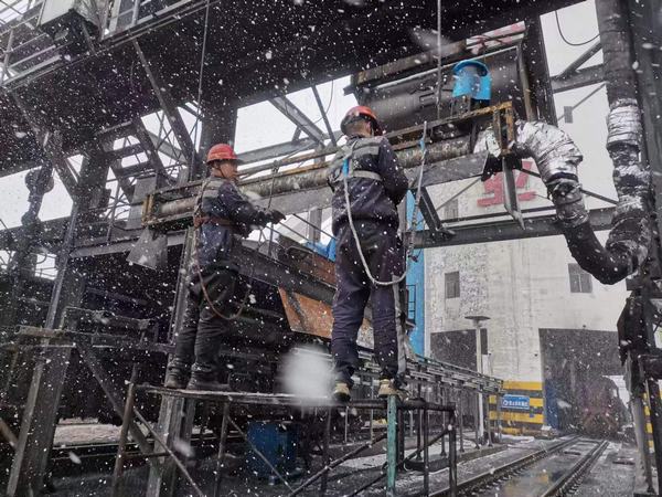 陜煤建設(shè)洗選煤運(yùn)營(yíng)公司檸條塔運(yùn)營(yíng)項(xiàng)目部：“斷崖式”降溫，工人“白頭”力保生產(chǎn)