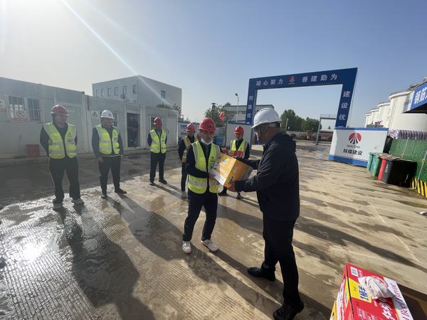 陜煤建設(shè)銅煤公司:一線奮斗勇?lián)?dāng) 節(jié)日慰問(wèn)送關(guān)懷