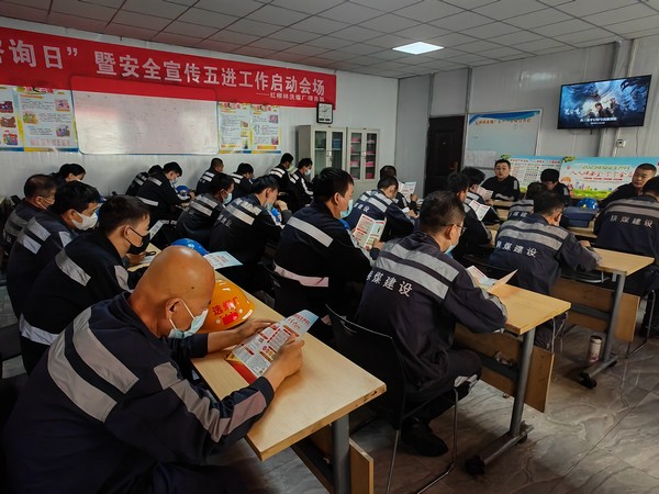 陜煤建設(shè)洗選煤運營公司紅柳林洗煤廠項目部 ：開展“安全宣傳咨詢?nèi)铡濒摺拔暹M”活動