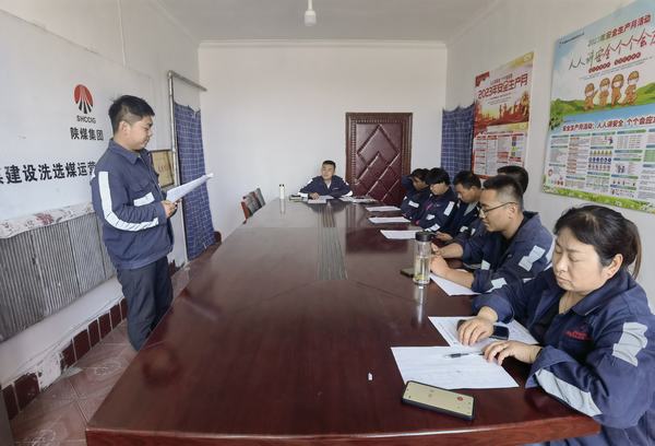 陜煤建設(shè)洗選煤運營公司第七項目部：拒三違遵章保安全，寄思念家書報平安