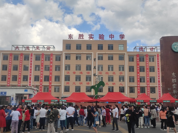 陜煤建設(shè)銅煤公司第五項目部開展“助力中考，愛心送水”志愿服務(wù)活動