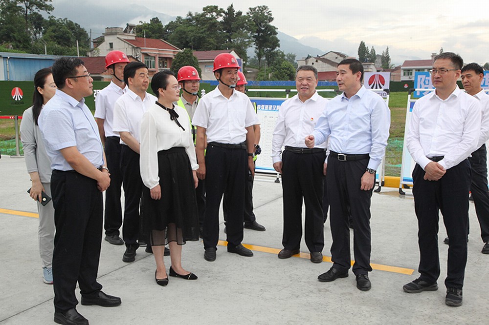 陜煤集團(tuán)黨委書記、董事長(zhǎng)張文琪視察建設(shè)集團(tuán)承建的漢陰縣實(shí)驗(yàn)中學(xué)項(xiàng)目