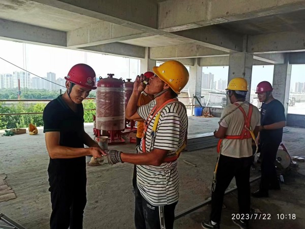 陜煤建設(shè)渭南分公司第一項(xiàng)目部：你戰(zhàn)高溫，我送清涼，這個(gè)夏天不服“暑”！