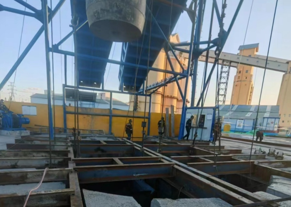 陜煤建設(shè)礦建三公司袁大灘礦二號(hào)回風(fēng)立井封口盤、吊盤安裝順利完成