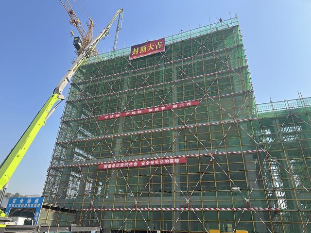 陜煤建設(shè)韓城分公司土建十三項目部承建的王峰煤礦培訓(xùn)中心樓順利封頂