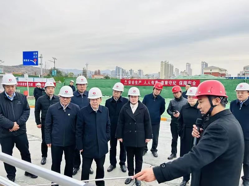 陜煤集團黨委副書記、董事、總經(jīng)理趙福堂視察建設(shè)集團承建的漢陰縣實驗中學(xué)項目