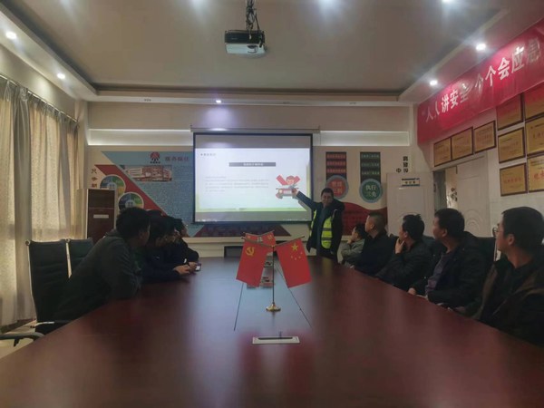 陜煤建設(shè)路橋分公司靖神鐵路項目部開展“文明交通，你我同行”全國交通安全日活動