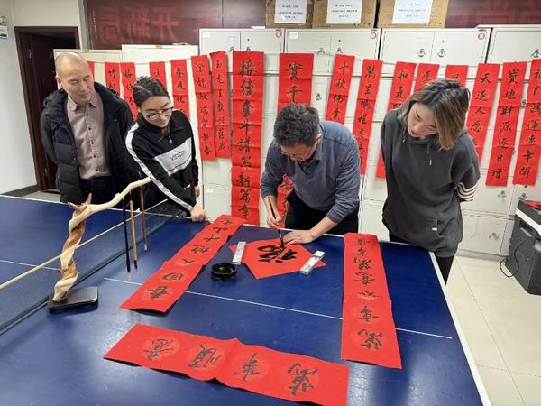 陜煤建設(shè)礦建二公司開展“翰墨飄香 迎新春 寫春聯(lián) 送祝?！被顒?dòng)