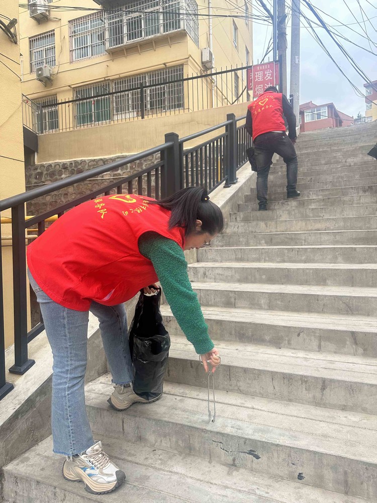 陜煤建設(shè)機(jī)電安裝公司：志愿服務(wù)迎“五一”，文明與愛齊傳遞