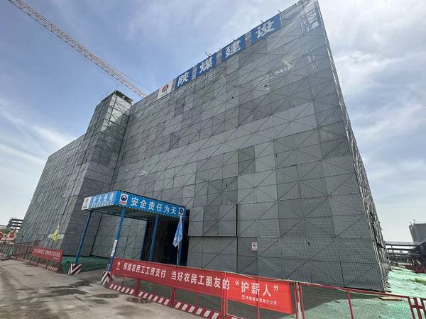 陜煤建設(shè)渭南分公司第十三項(xiàng)目部承建的陜煤研究院涇河新城新能源產(chǎn)業(yè)基地項(xiàng)目21#廠房喜封金頂