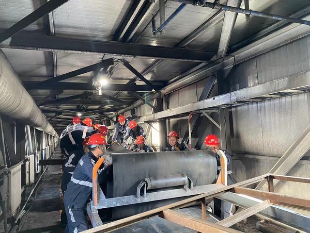 陜煤建設(shè)韓城分公司張家峁項(xiàng)目部：青工顯神通 搶修建奇功