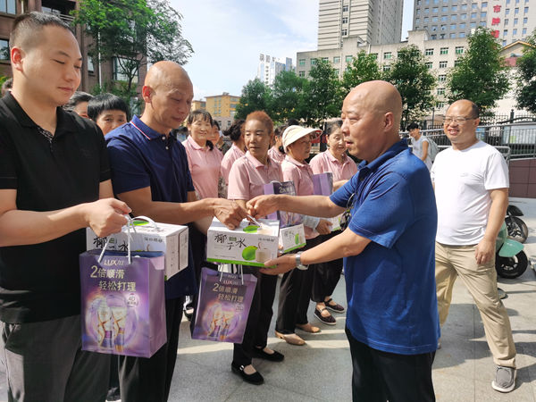 陜煤建設(shè)大秦置業(yè)公司：開展“夏日送清涼 關(guān)懷暖人心”慰問活動(dòng)