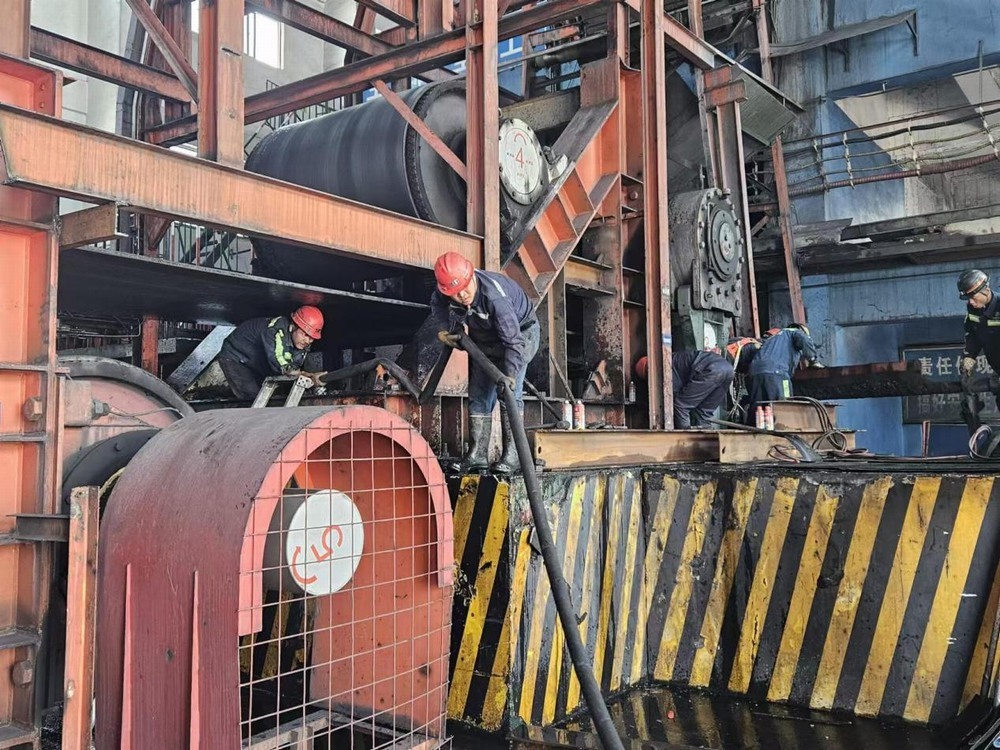 陜煤建設(shè)機(jī)電安裝公司神府項(xiàng)目部提前8小時(shí)完成驅(qū)動(dòng)裝置滾筒及機(jī)架更換檢修任務(wù)