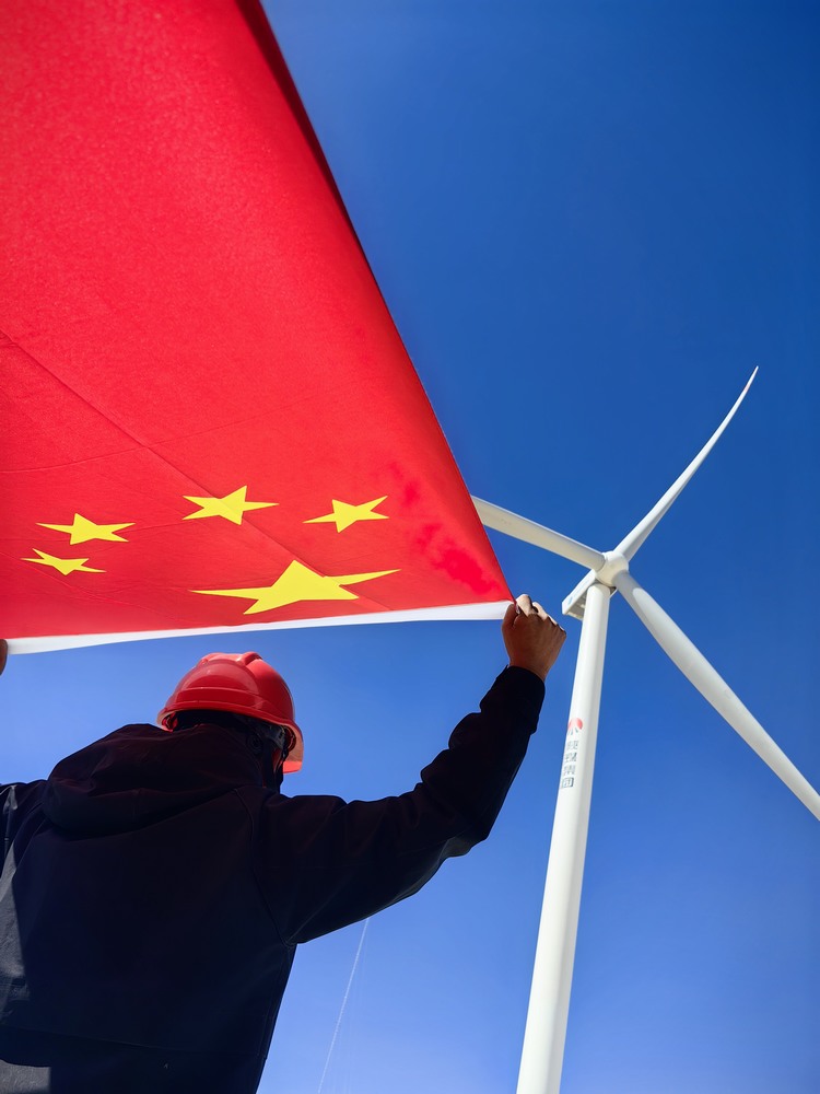 陜煤建設(shè)者與國(guó)旗合影，共筑強(qiáng)國(guó)夢(mèng)