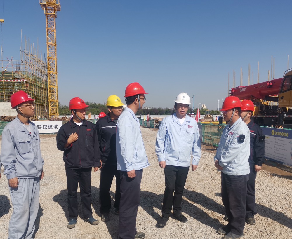 蒲城清潔能源化工有限責(zé)任公司黨委書記、董事長(zhǎng)封建利一行深入陜煤建設(shè)天工公司基層項(xiàng)目部檢查指導(dǎo)