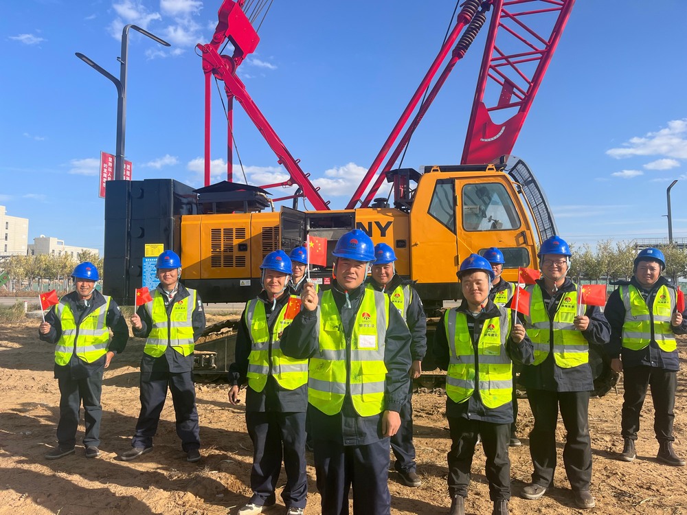 國(guó)慶時(shí)，建筑工地的夢(mèng)想之筑