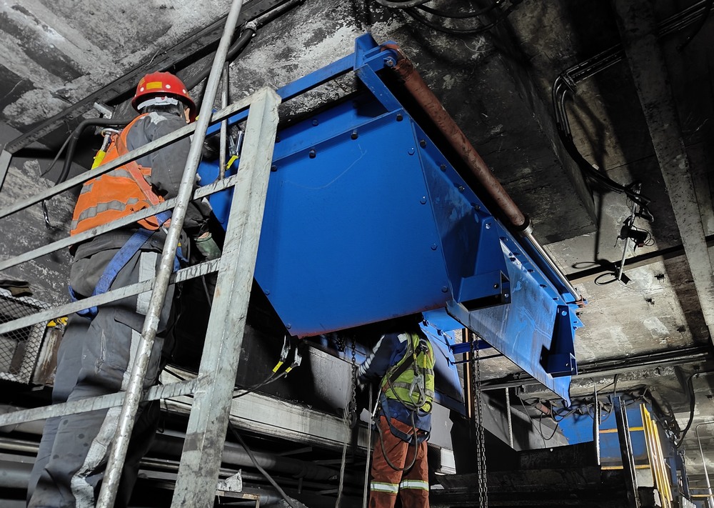 陜煤建設洗選煤運營分公司第二項目部：落煤塔暗道給煤機更換工程順利竣工，助力煤礦高效生產(chǎn)
