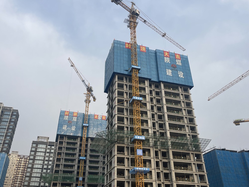 陜煤建設新龍城直屬項目部承建的銅川新龍城一期項目三標段8#、11#樓順利封頂
