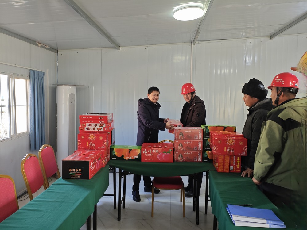 陜西彬長(zhǎng)文家坡礦業(yè)有限公司副總經(jīng)理、總工程師王飛深入天工公司基層項(xiàng)目部慰問(wèn)