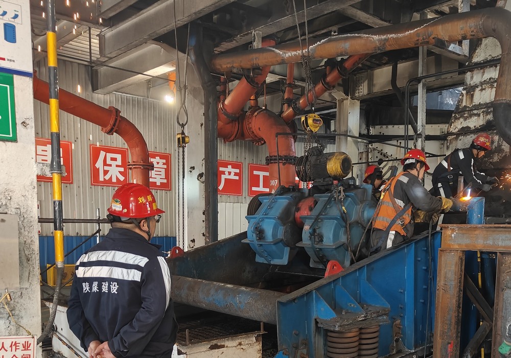 陜煤建設(shè)洗選煤運(yùn)營公司第二項(xiàng)目部：新年破曉，檸條塔煤礦主洗車間預(yù)濕篩與矸石脫介篩 “迭代升級(jí)” 之戰(zhàn)打響