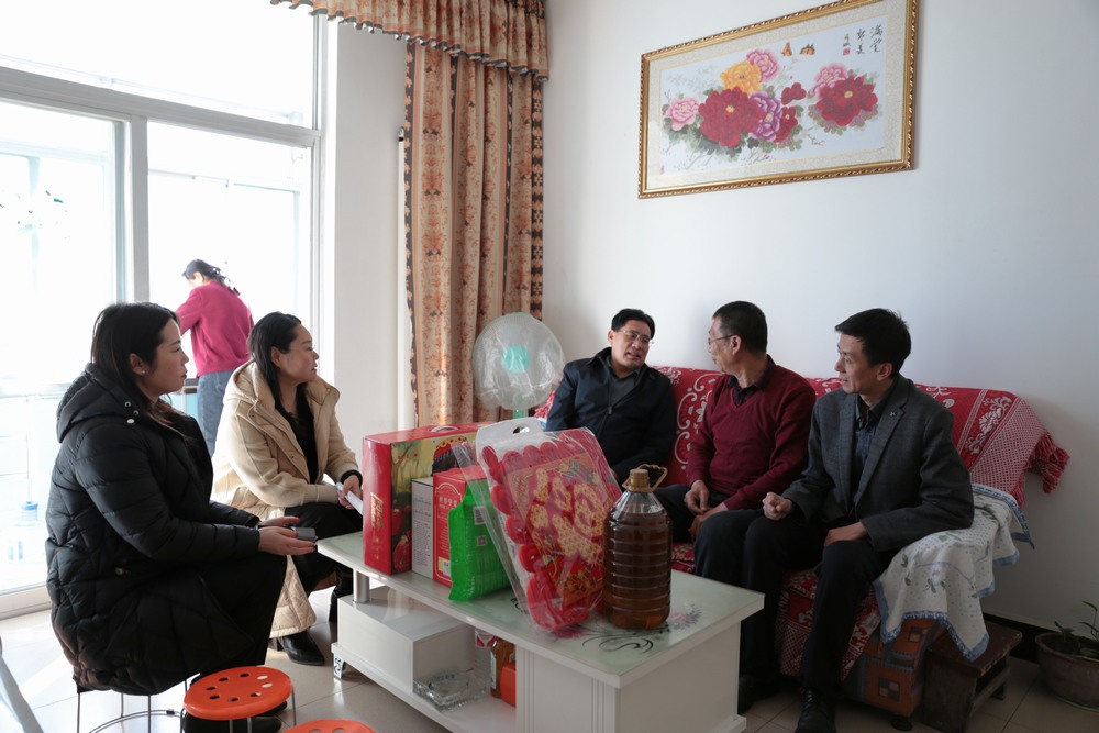 陜煤建設(shè)領(lǐng)導(dǎo)走訪慰問(wèn)困難職工