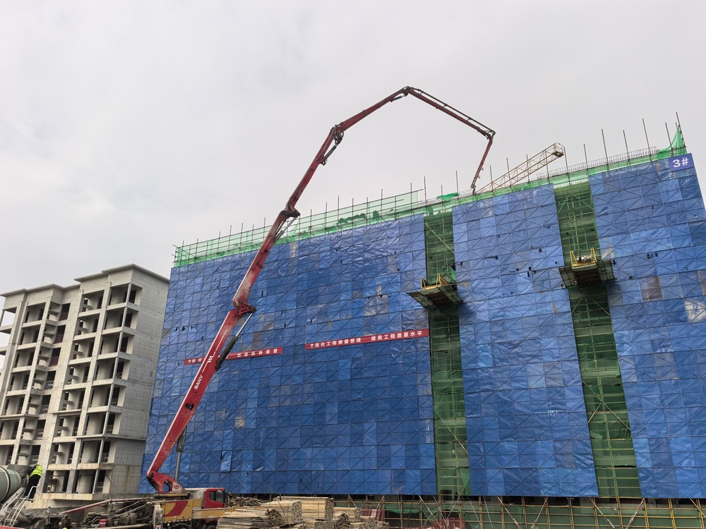 陜煤建設(shè)天工公司承建的大秦·山水逸境項(xiàng)目3#樓工程主體結(jié)構(gòu)順利封頂