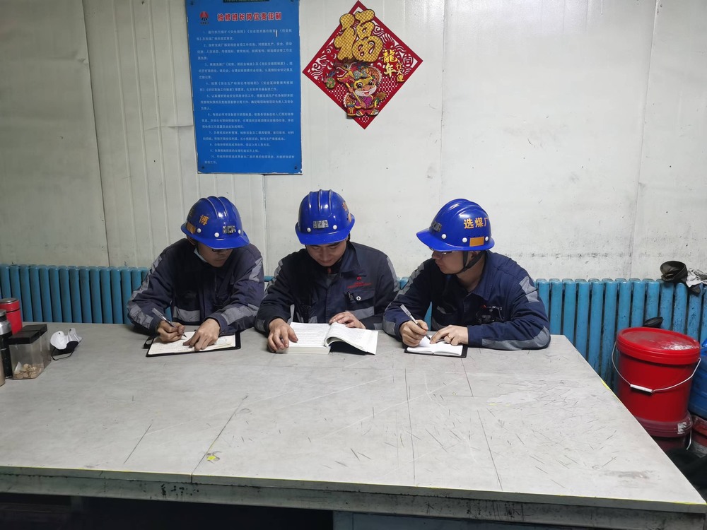 陜煤建設(shè)洗選煤運營公司紅柳林洗煤廠項目部：機修青工“打鐵還須自身硬”