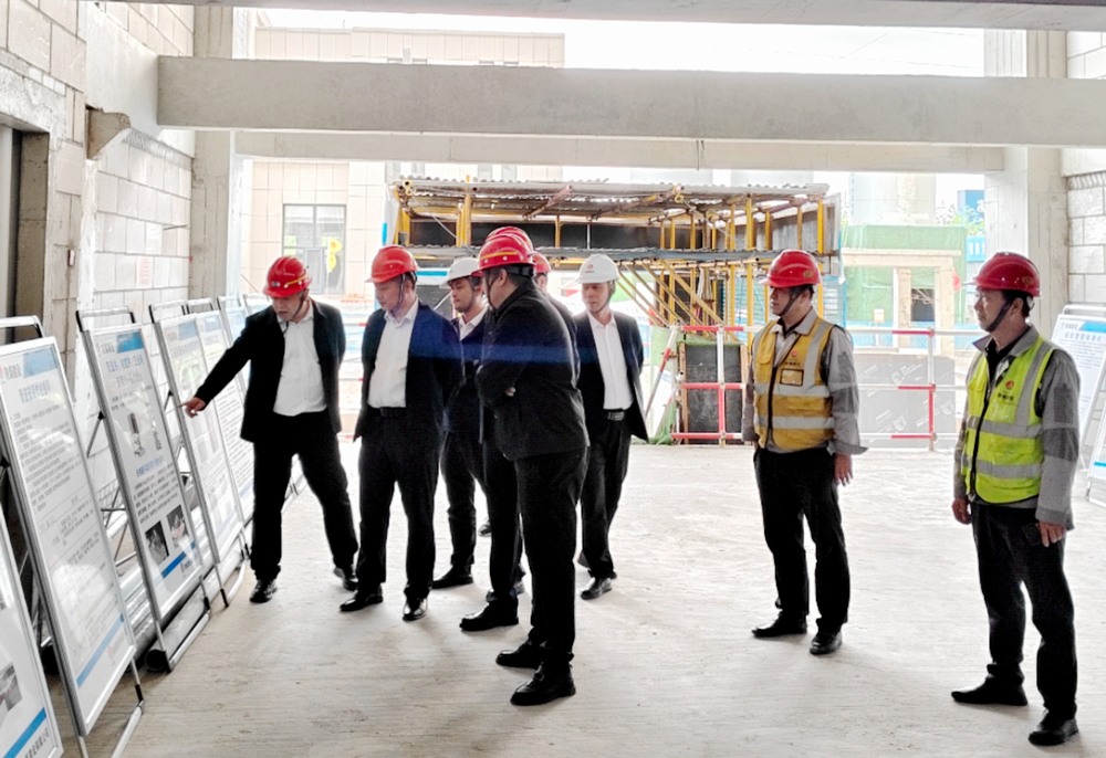 陜煤集團基本建設部高級主任師楊景輝一行深入陜煤建設銅煤公司承建的檸條塔新建3#、4#員工公寓樓項目檢查指導工作