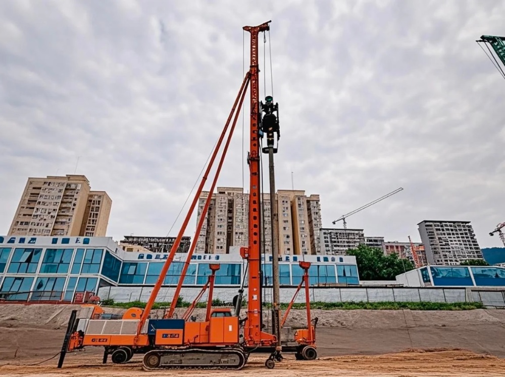 陜煤建設(shè)天工公司土建第二十七項(xiàng)目部：從“施工”到“綠建”，環(huán)保鉆機(jī)為浐灞住宅項(xiàng)目注入生態(tài)動能
