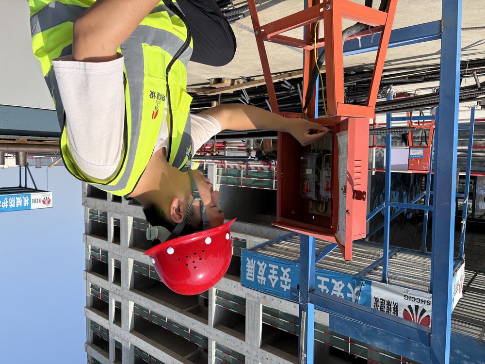 陜煤建設(shè)天工公司的 520 硬核告白：安全帽作玫瑰，卷尺圖紙寫情詩