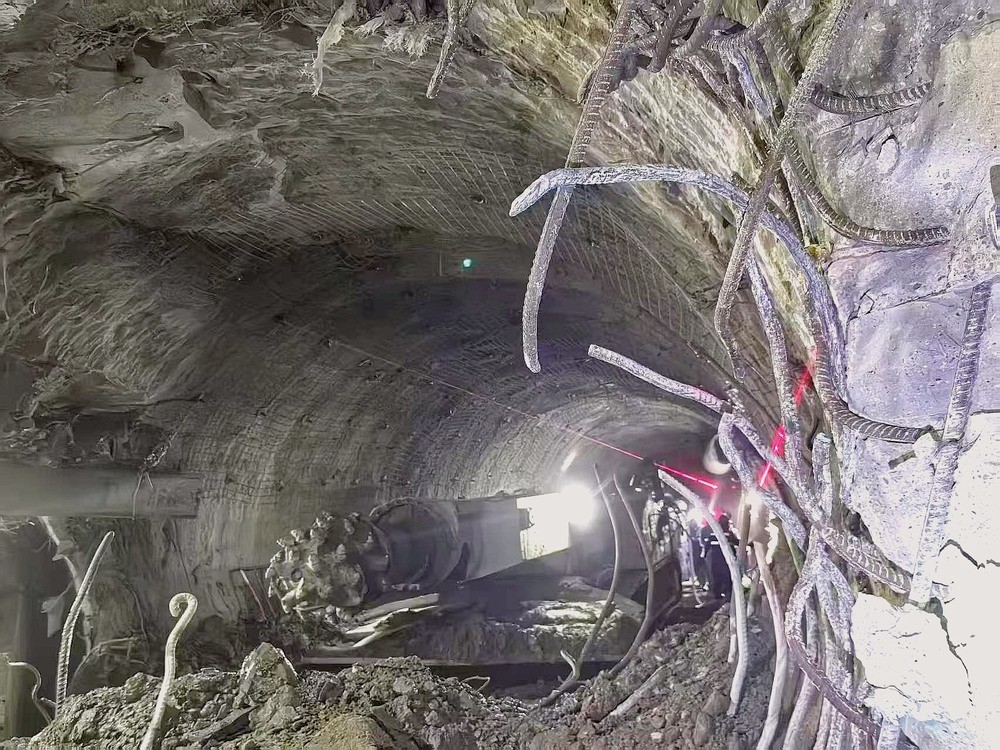 104米掘進(jìn)攻堅！袁大灘煤礦2煤東翼帶式輸送機(jī)機(jī)頭硐室順利貫通