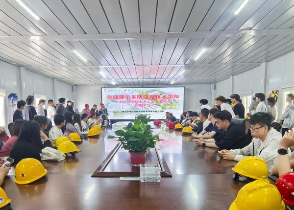 鄂爾多斯應(yīng)用技術(shù)學(xué)院土木工程學(xué)院師生到陜煤建設(shè)內(nèi)蒙古分公司應(yīng)用技術(shù)學(xué)院項目部開展實踐學(xué)習(xí)