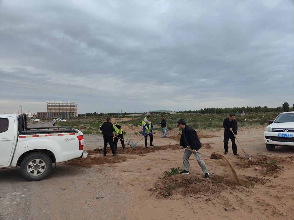 團團領(lǐng)航 青春筑路！陜煤青年突擊隊義務(wù)鋪就暖心路