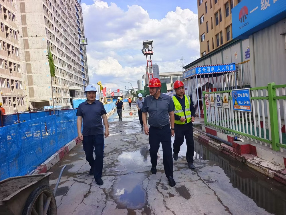 陜西省建設(shè)工程質(zhì)量安全監(jiān)督總站站長(zhǎng)鄭海平一行蒞臨檸條塔煤礦新建3#、4#員工公寓樓項(xiàng)目檢查指導(dǎo)工作