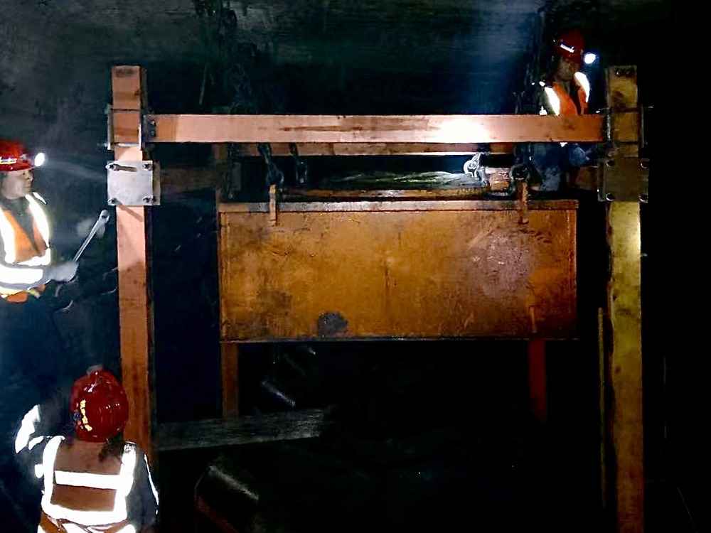 陜煤建設(shè)機(jī)電安裝公司神府項(xiàng)目部膠帶機(jī)頭除鐵器安裝任務(wù)順利完成